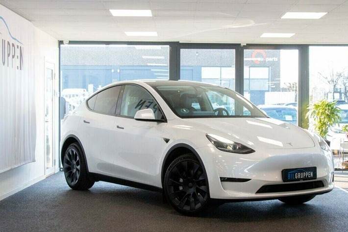 Hvid Tesla Model Y fra 2022