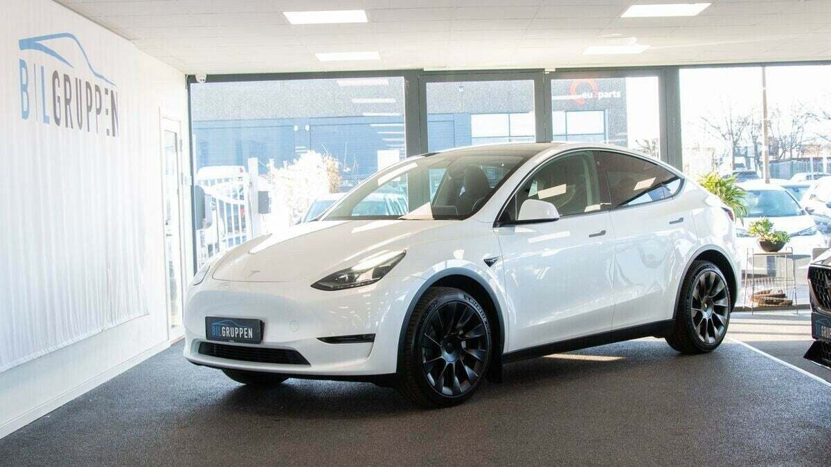 Hvid Tesla Model Y fra 2022