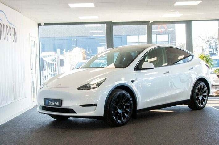 Hvid Tesla Model Y fra 2022