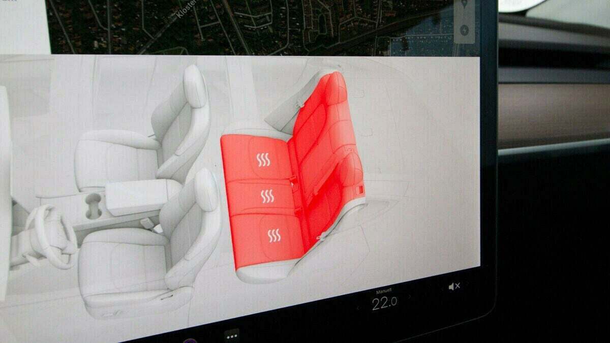 Hvid Tesla Model Y fra 2022