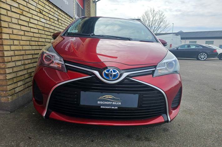 Grå Toyota Yaris fra 2015