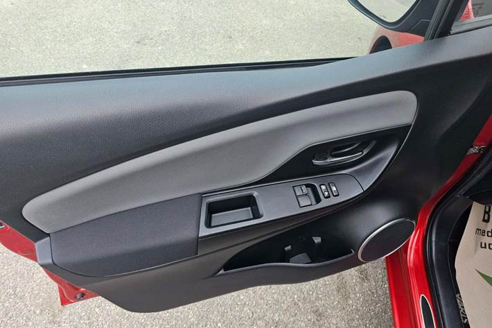 Grå Toyota Yaris fra 2015