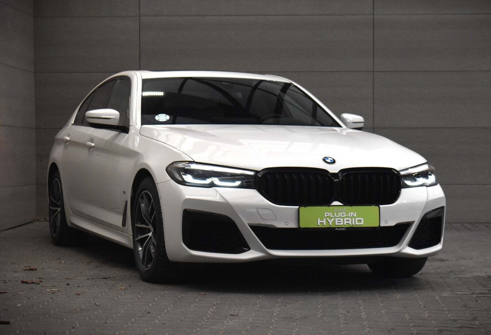 Hvid BMW 530e fra 2021