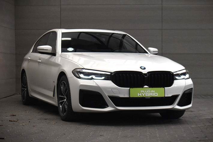 Hvid BMW 530e fra 2021