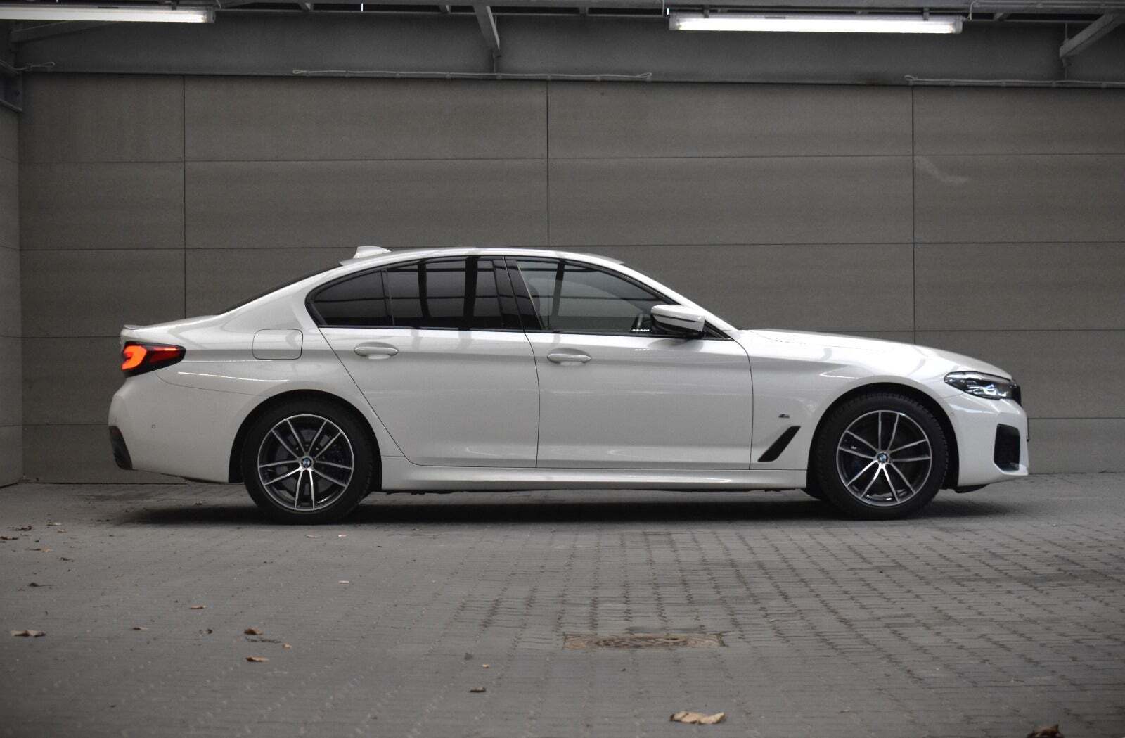 Hvid BMW 530e fra 2021