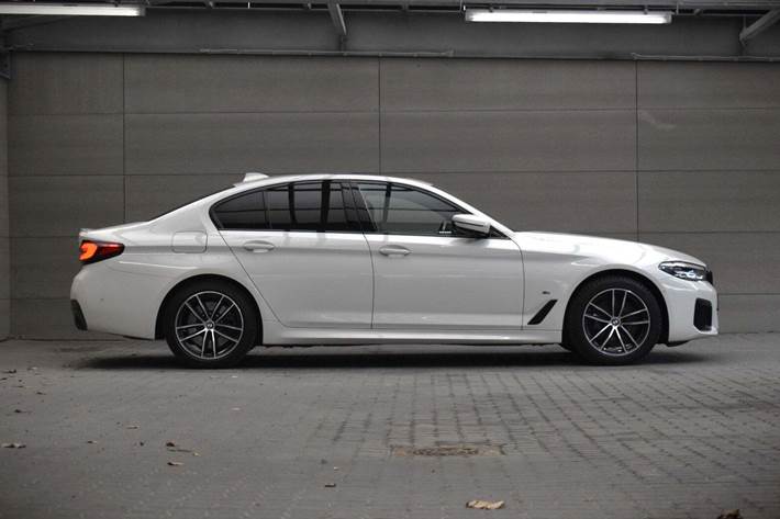 Hvid BMW 530e fra 2021