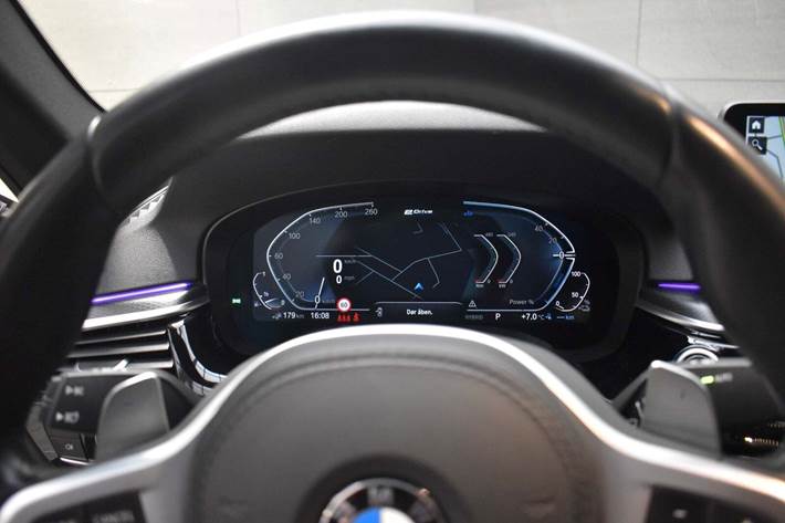 Hvid BMW 530e fra 2021