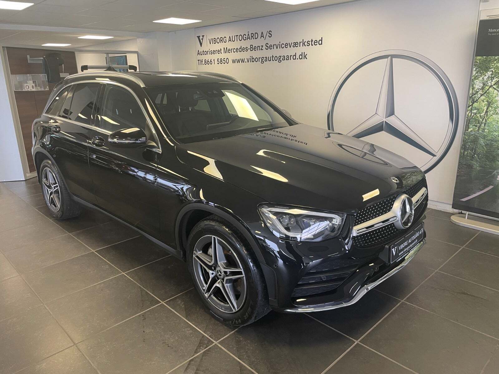 Grå Mercedes GLC400 d fra 2020