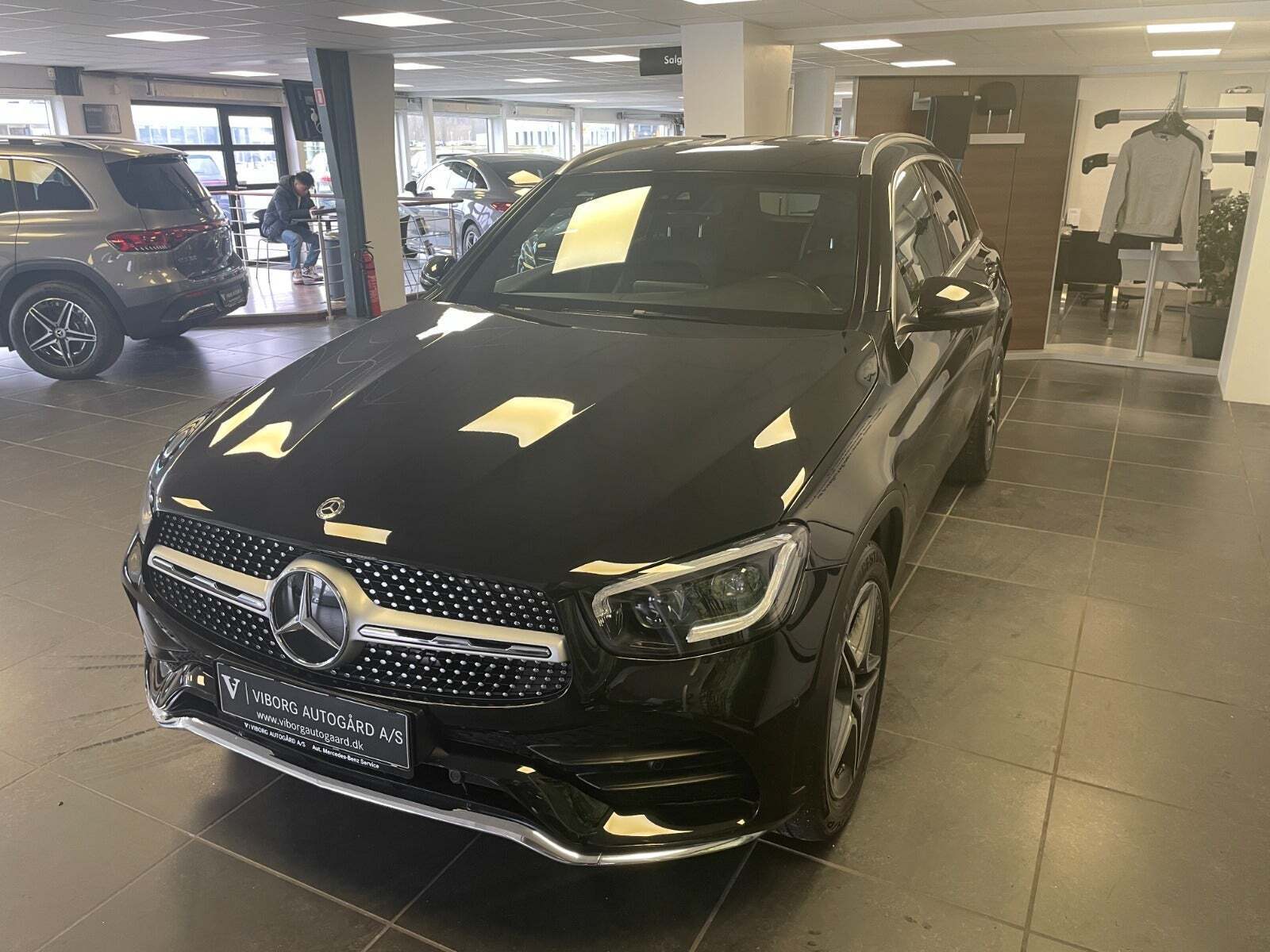 Grå Mercedes GLC400 d fra 2020