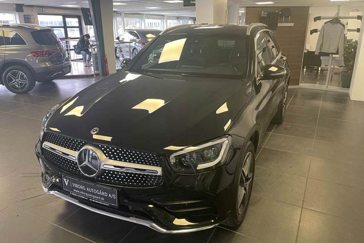 Grå Mercedes GLC400 d fra 2020