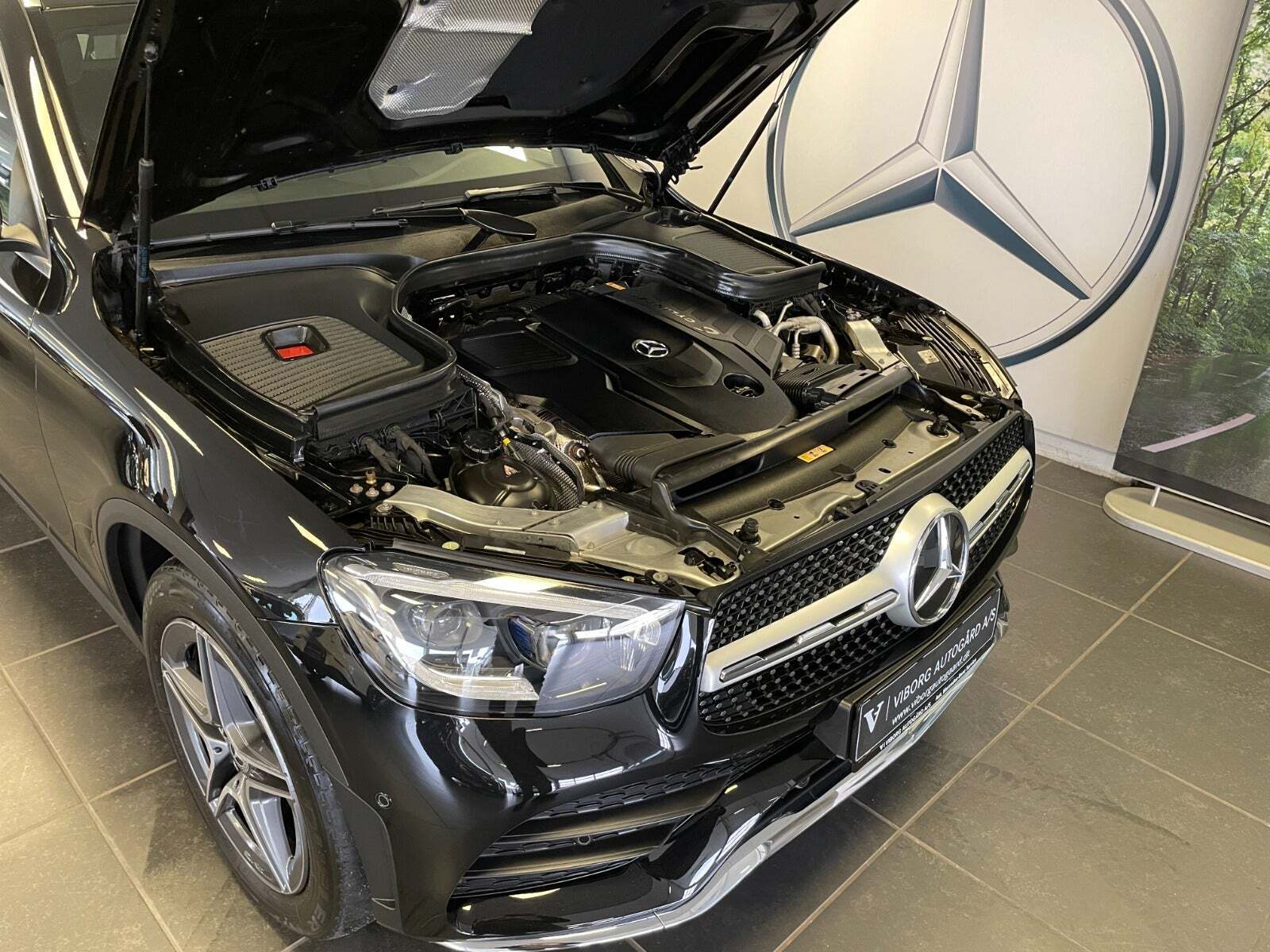 Grå Mercedes GLC400 d fra 2020