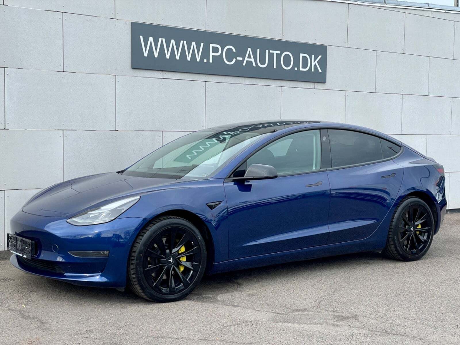 Blå Tesla Model 3 fra 2021