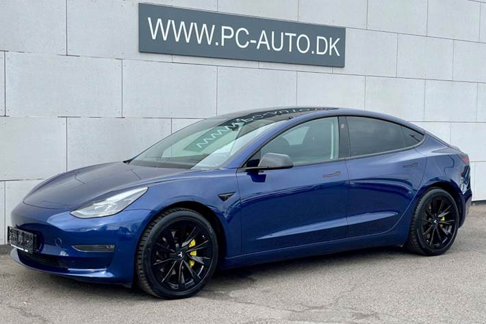 Blå Tesla Model 3 fra 2021