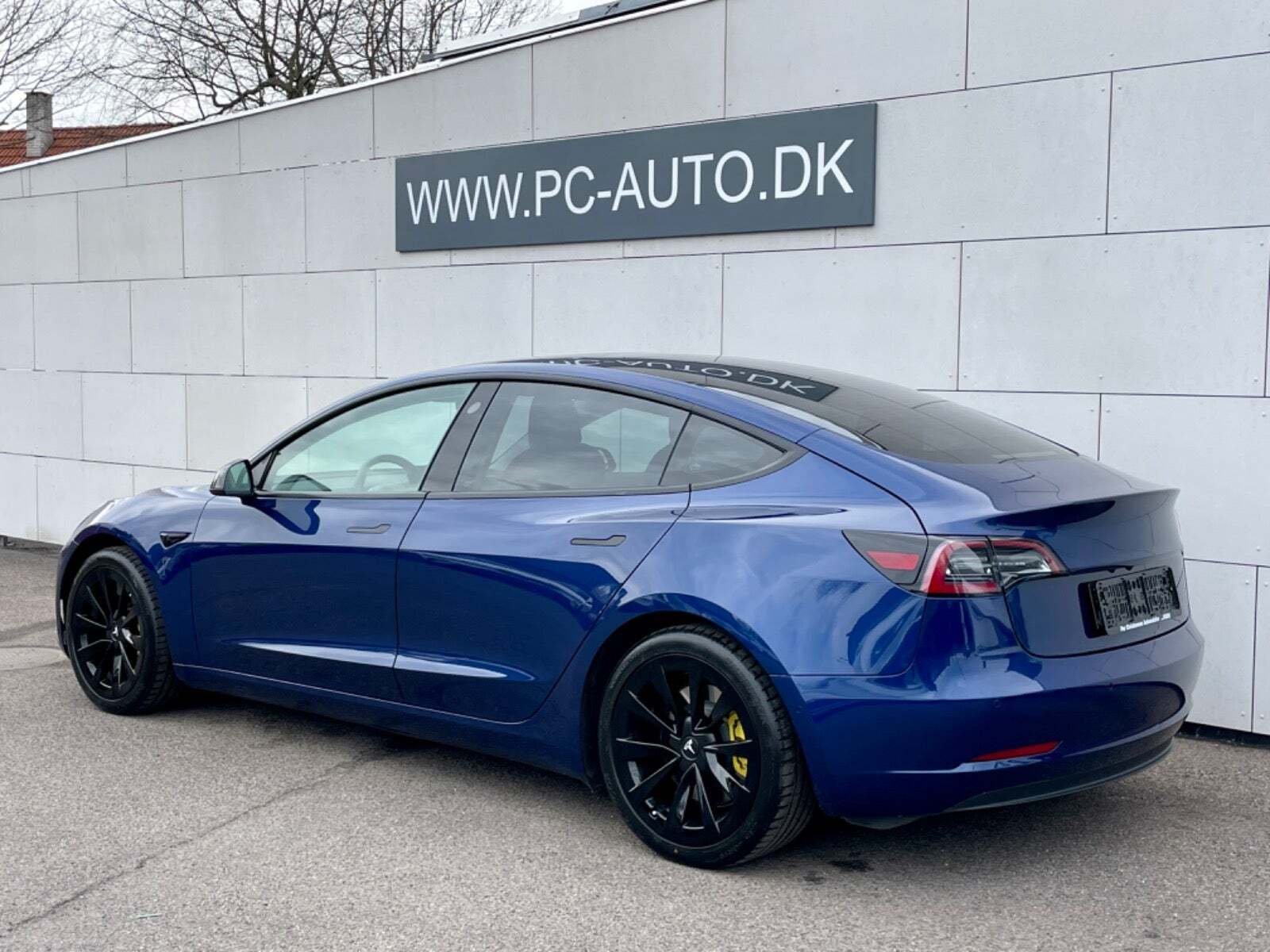 Blå Tesla Model 3 fra 2021