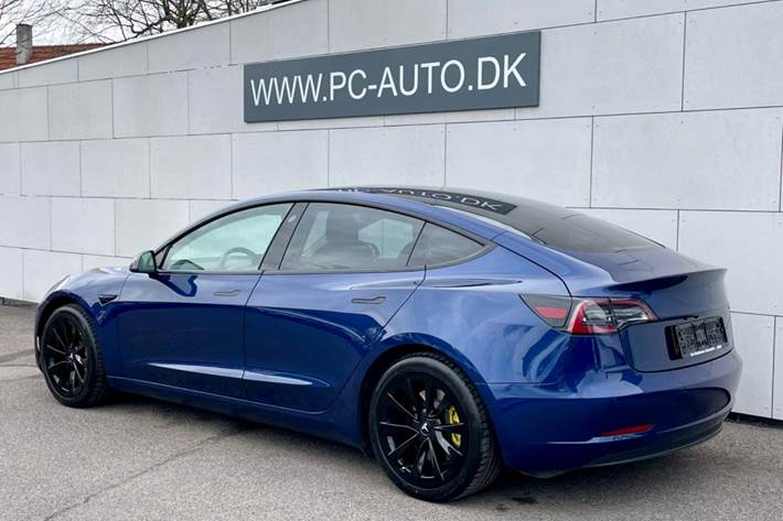 Blå Tesla Model 3 fra 2021