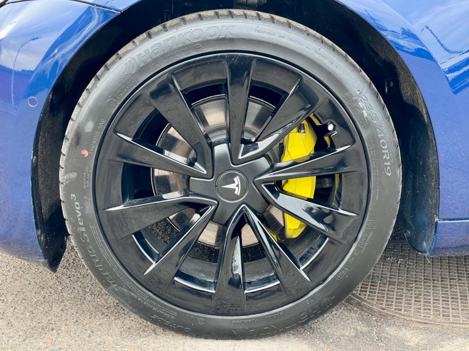 Blå Tesla Model 3 fra 2021