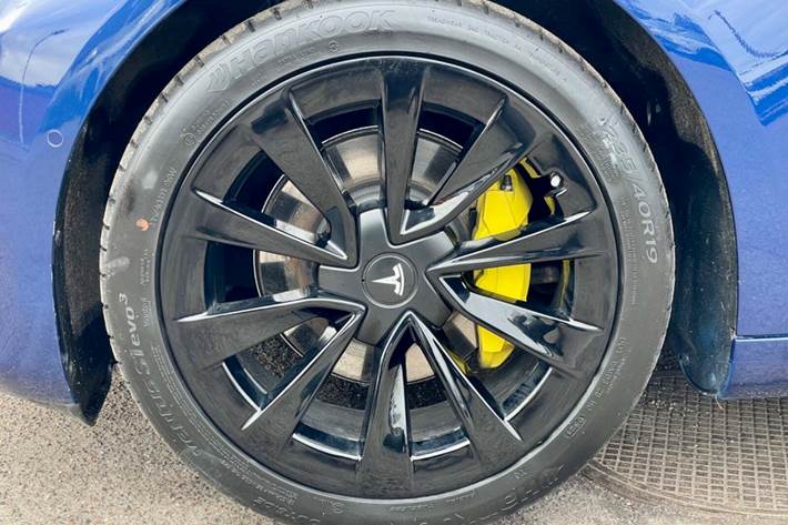 Blå Tesla Model 3 fra 2021