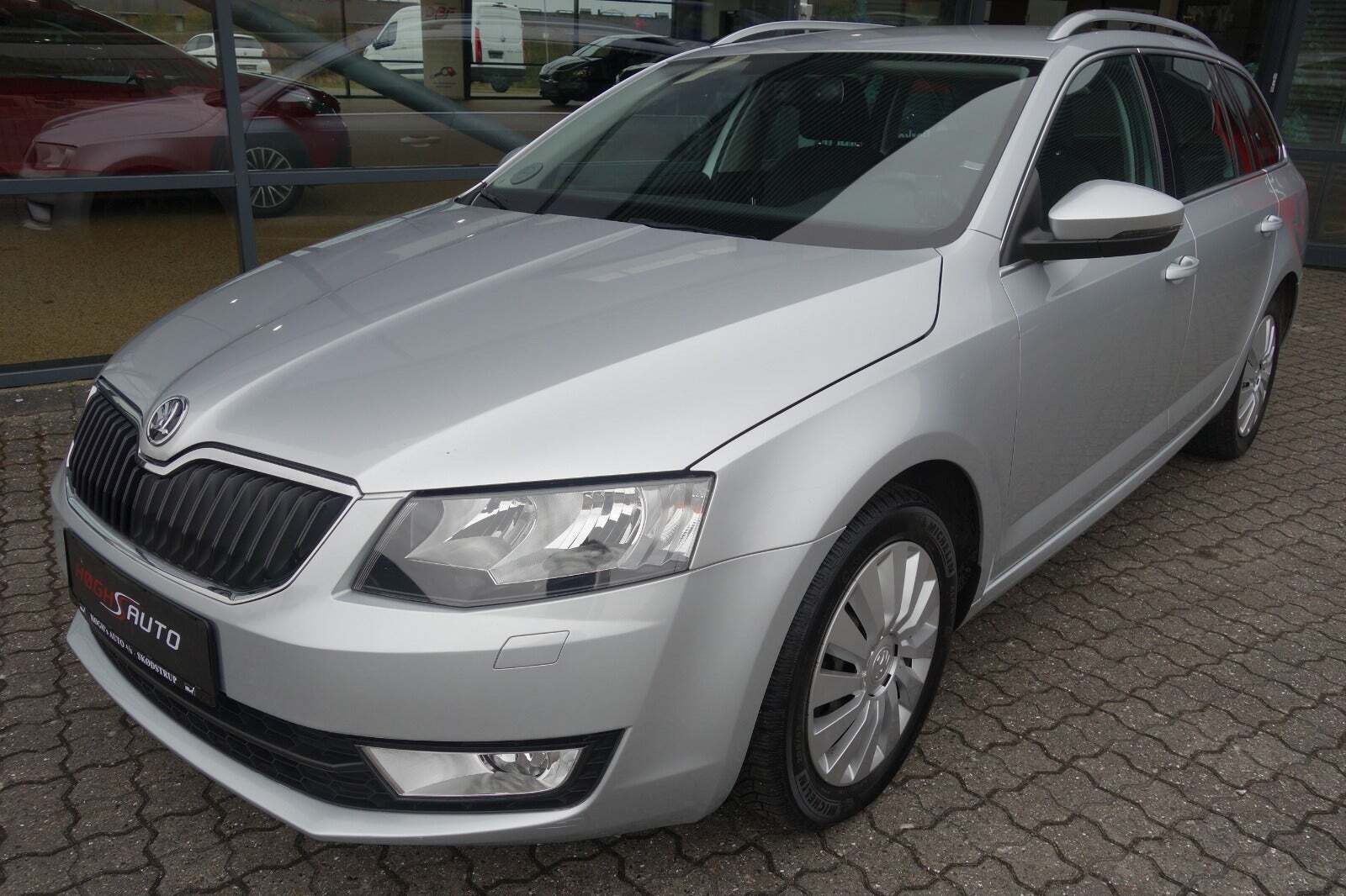 Grå Skoda Octavia fra 2015