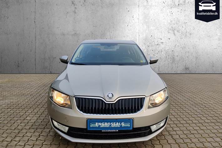 Beige Skoda Octavia fra 2013