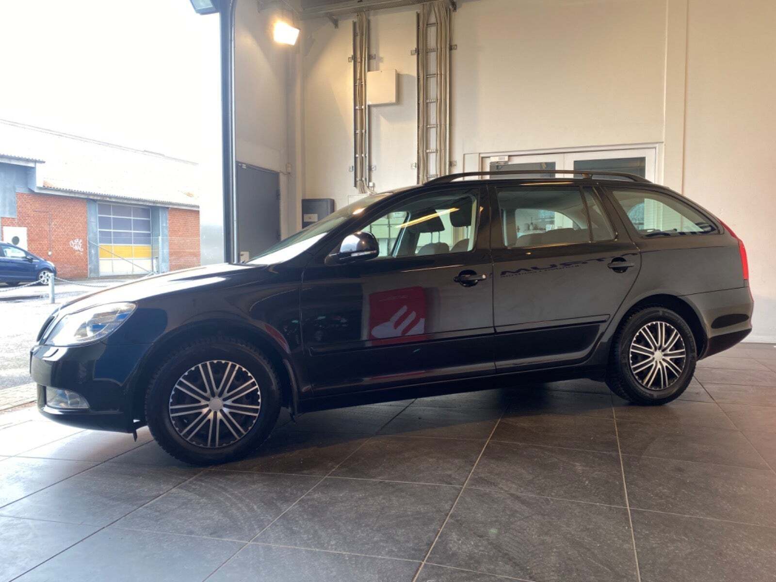 Sort Skoda Octavia fra 2009