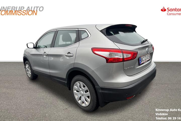 Sølv Nissan Qashqai fra 2015