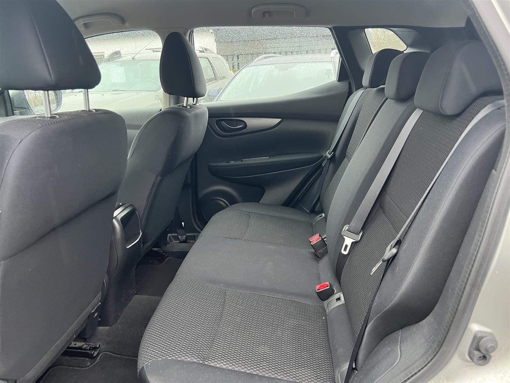 Sølv Nissan Qashqai fra 2015