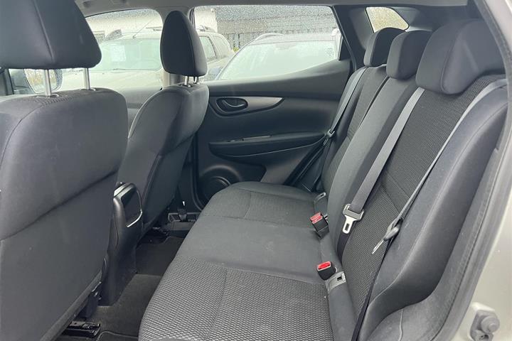 Sølv Nissan Qashqai fra 2015