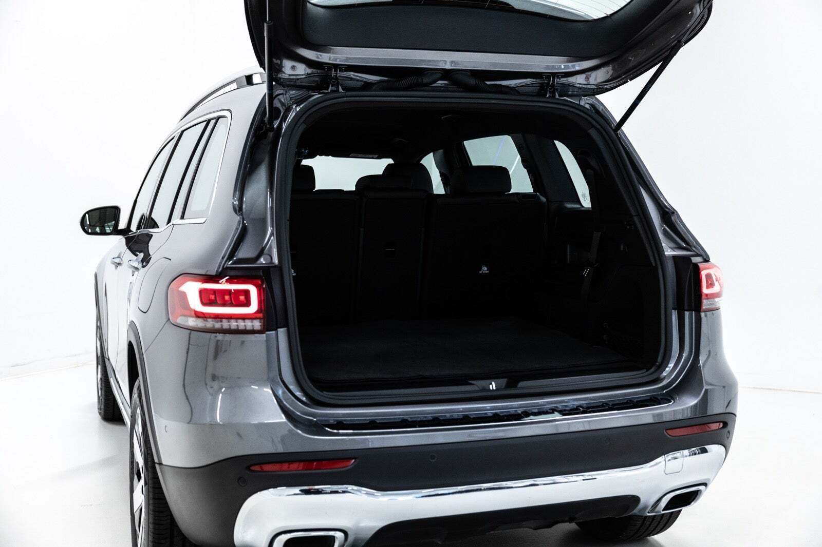 Grå Mercedes GLB200 fra 2022