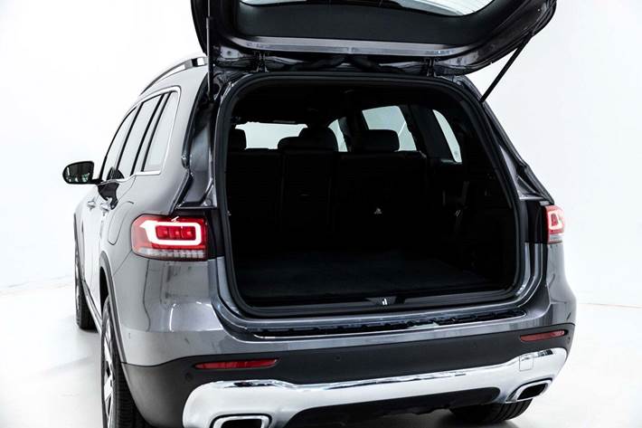 Grå Mercedes GLB200 fra 2022