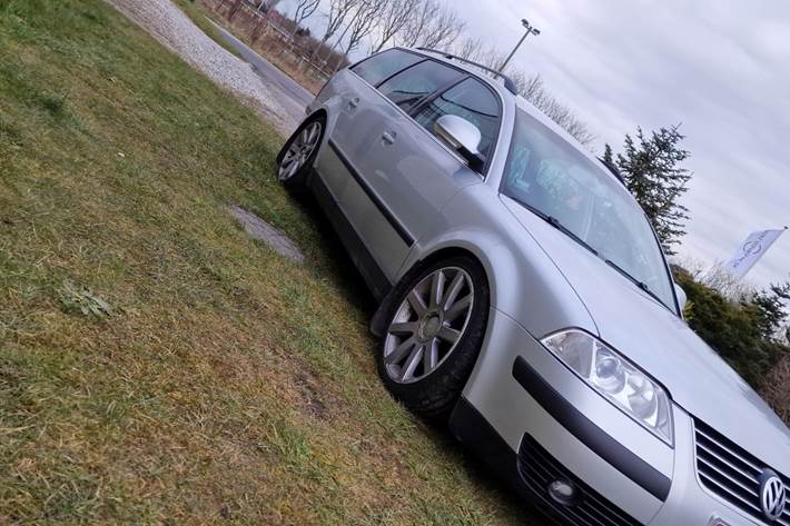 Grå VW Passat fra 2004