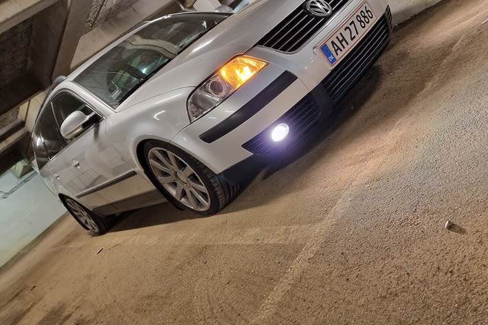 Grå VW Passat fra 2004