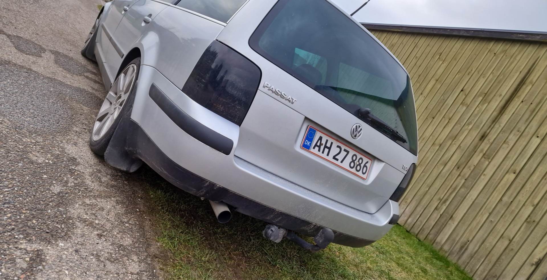 Grå VW Passat fra 2004