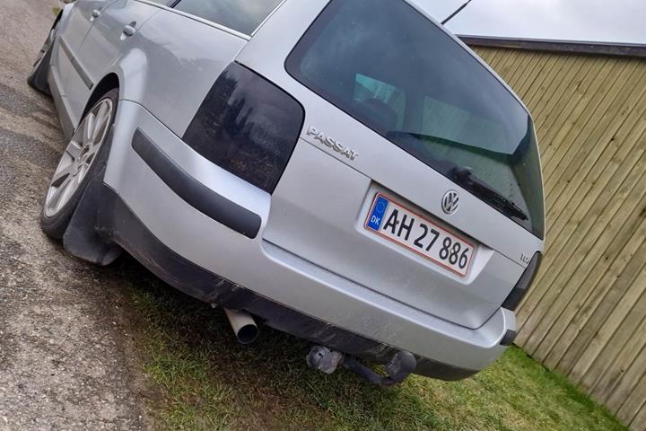 Grå VW Passat fra 2004