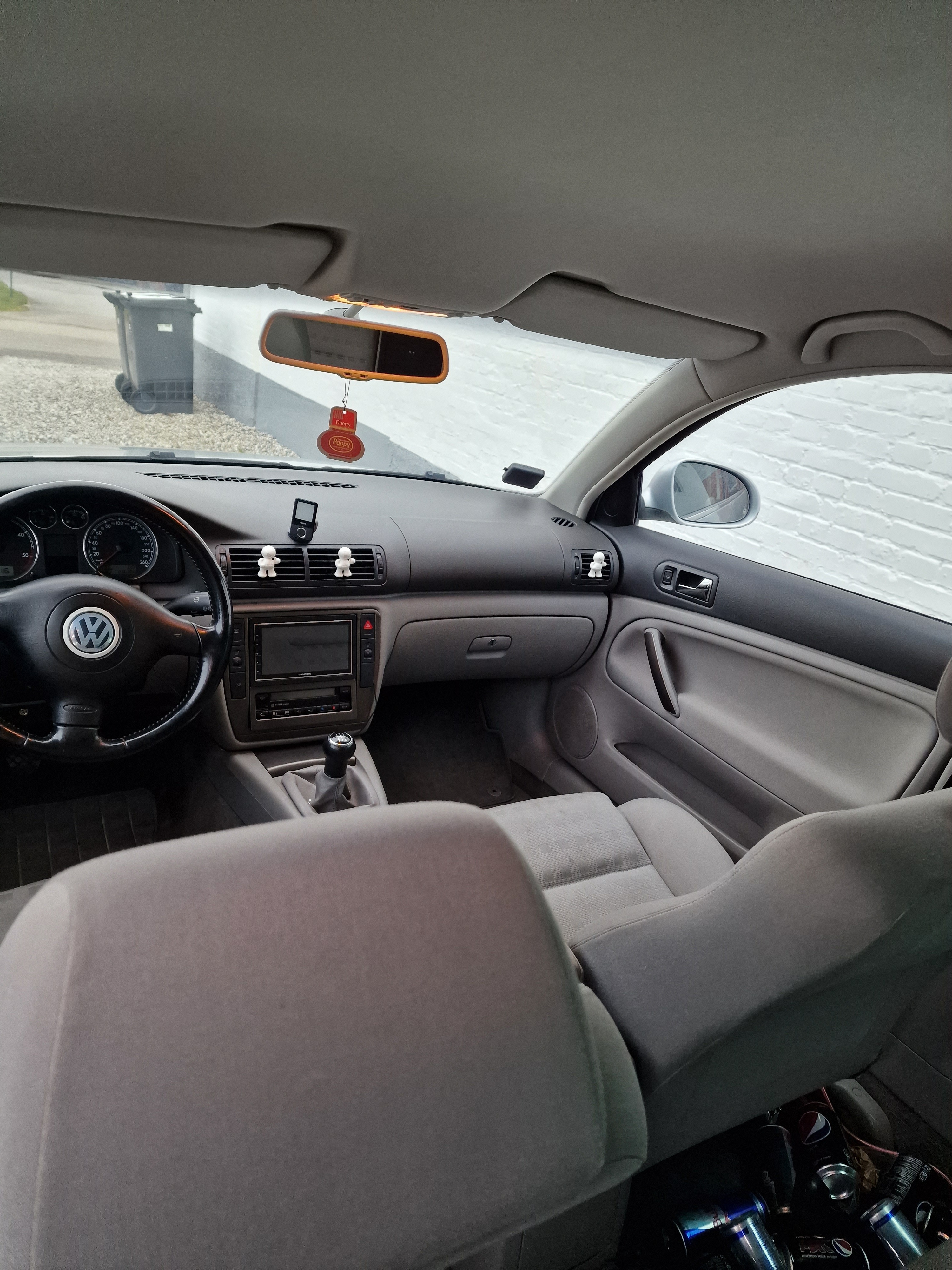 Grå VW Passat fra 2004