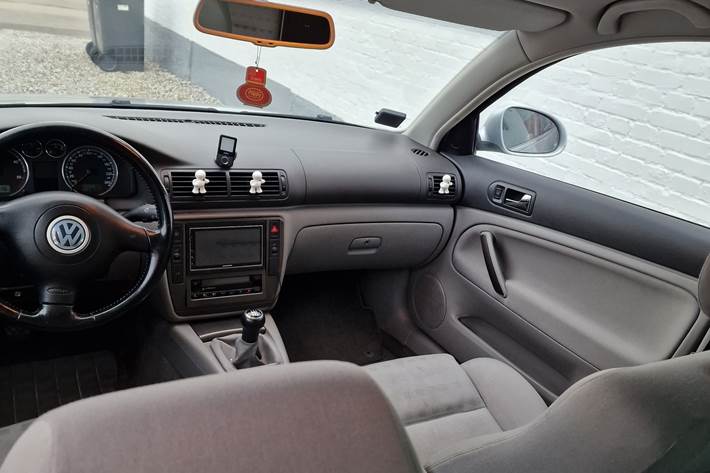 Grå VW Passat fra 2004