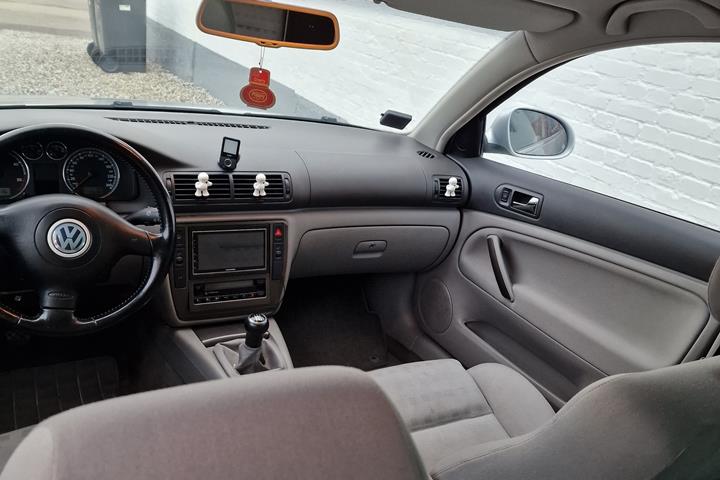 Grå VW Passat fra 2004