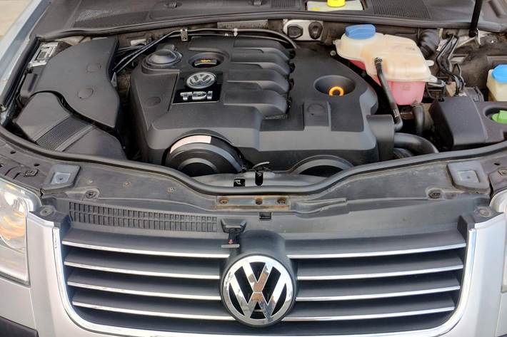 Grå VW Passat fra 2004