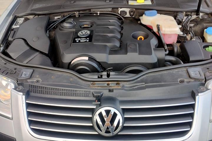 Grå VW Passat fra 2004