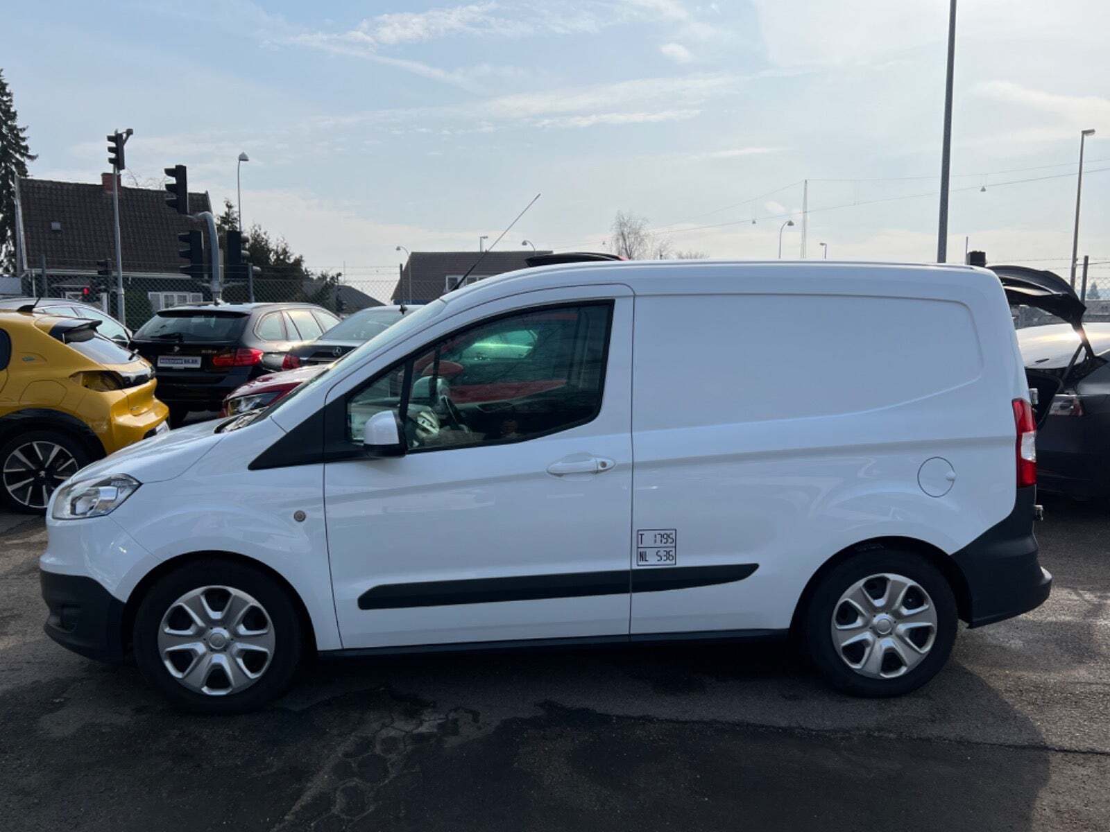 Hvid Ford Transit Courier fra 2014