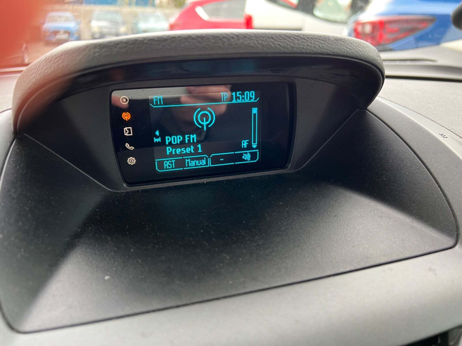 Hvid Ford Transit Courier fra 2014