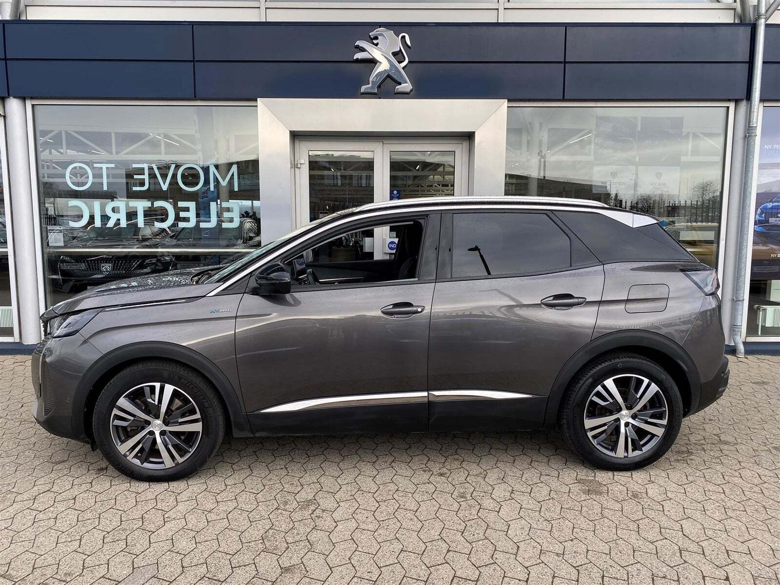 Grå Peugeot 3008 fra 2021