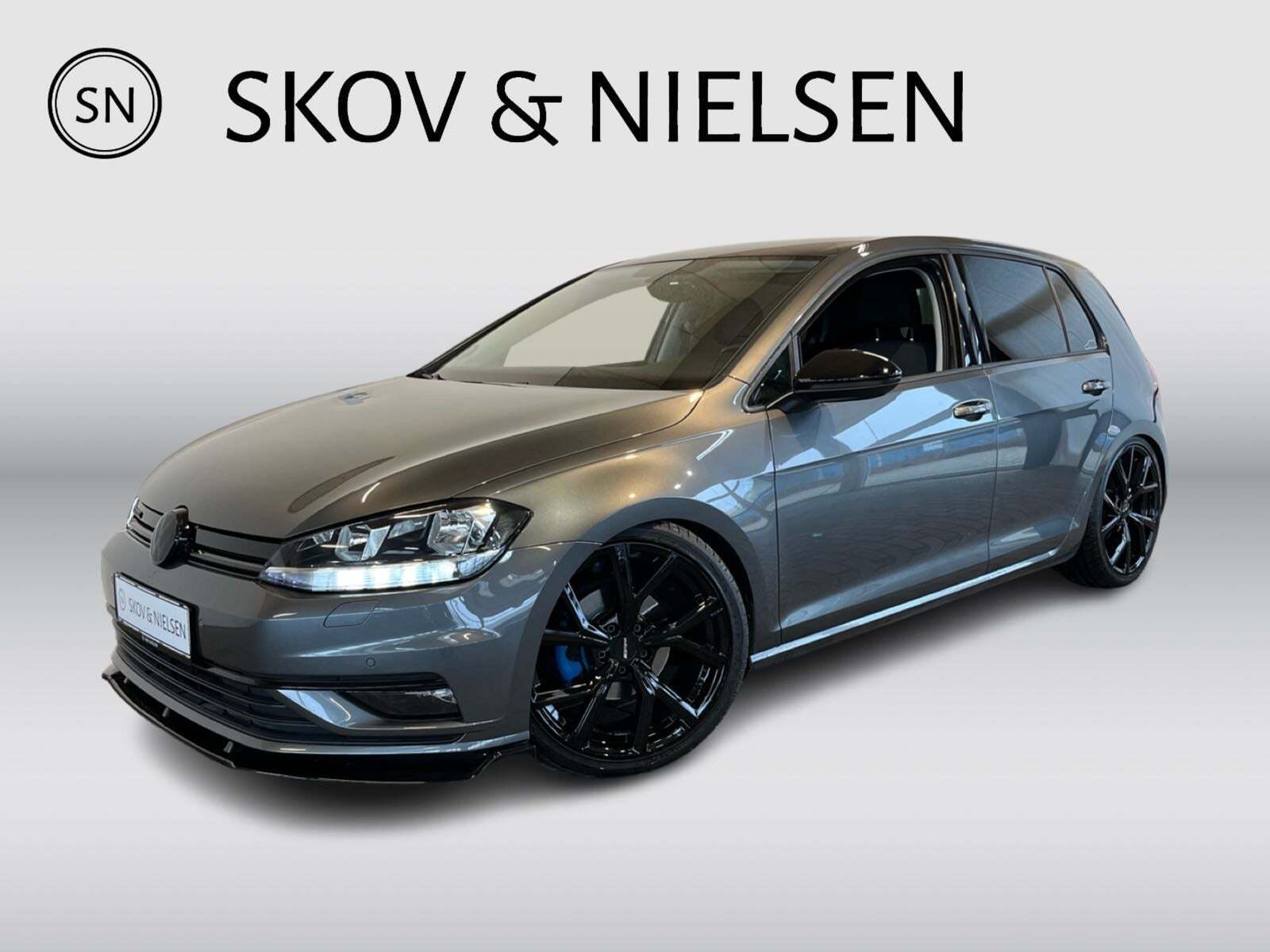 Grå VW Golf VII fra 2018