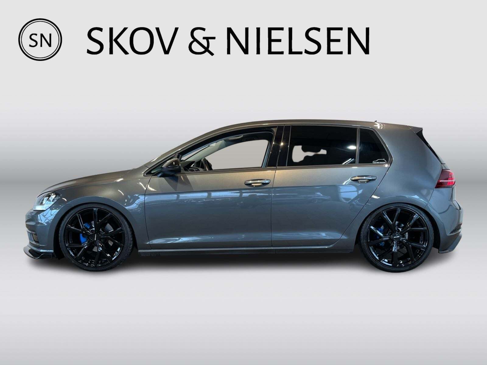 Grå VW Golf VII fra 2018