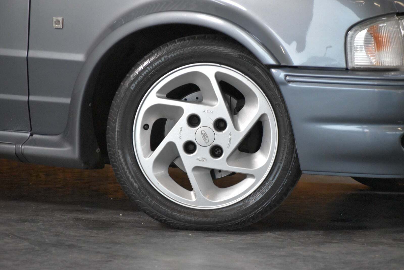 Grå Ford Escort fra 1987