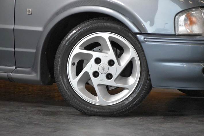 Grå Ford Escort fra 1987