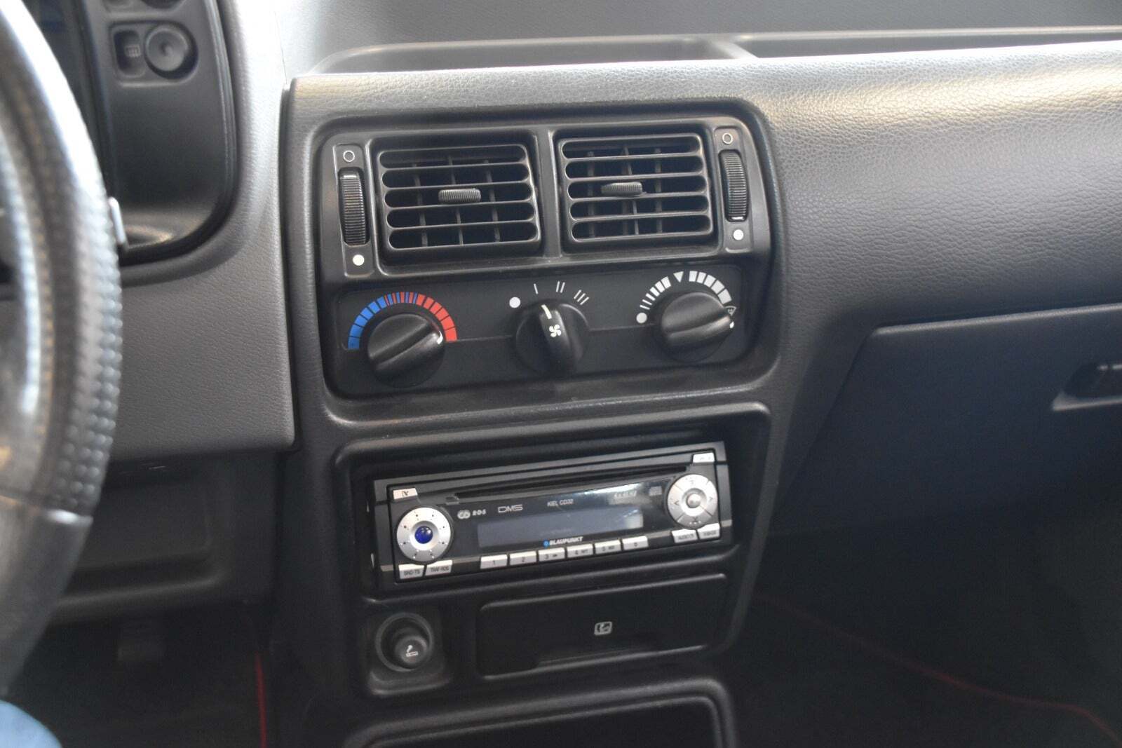 Grå Ford Escort fra 1987