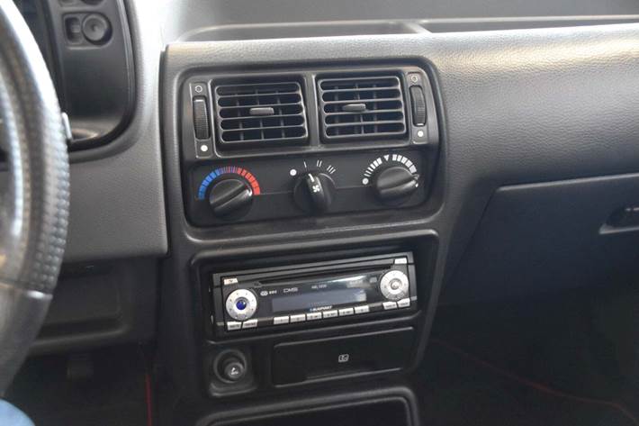 Grå Ford Escort fra 1987