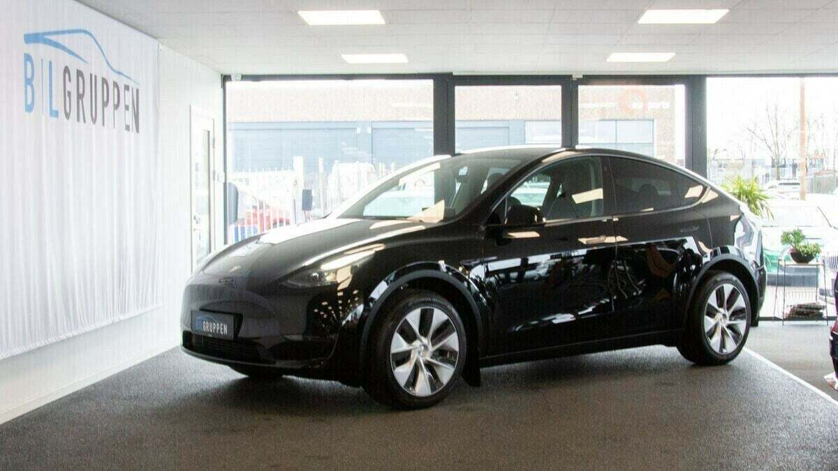 Sort Tesla Model Y fra 2022