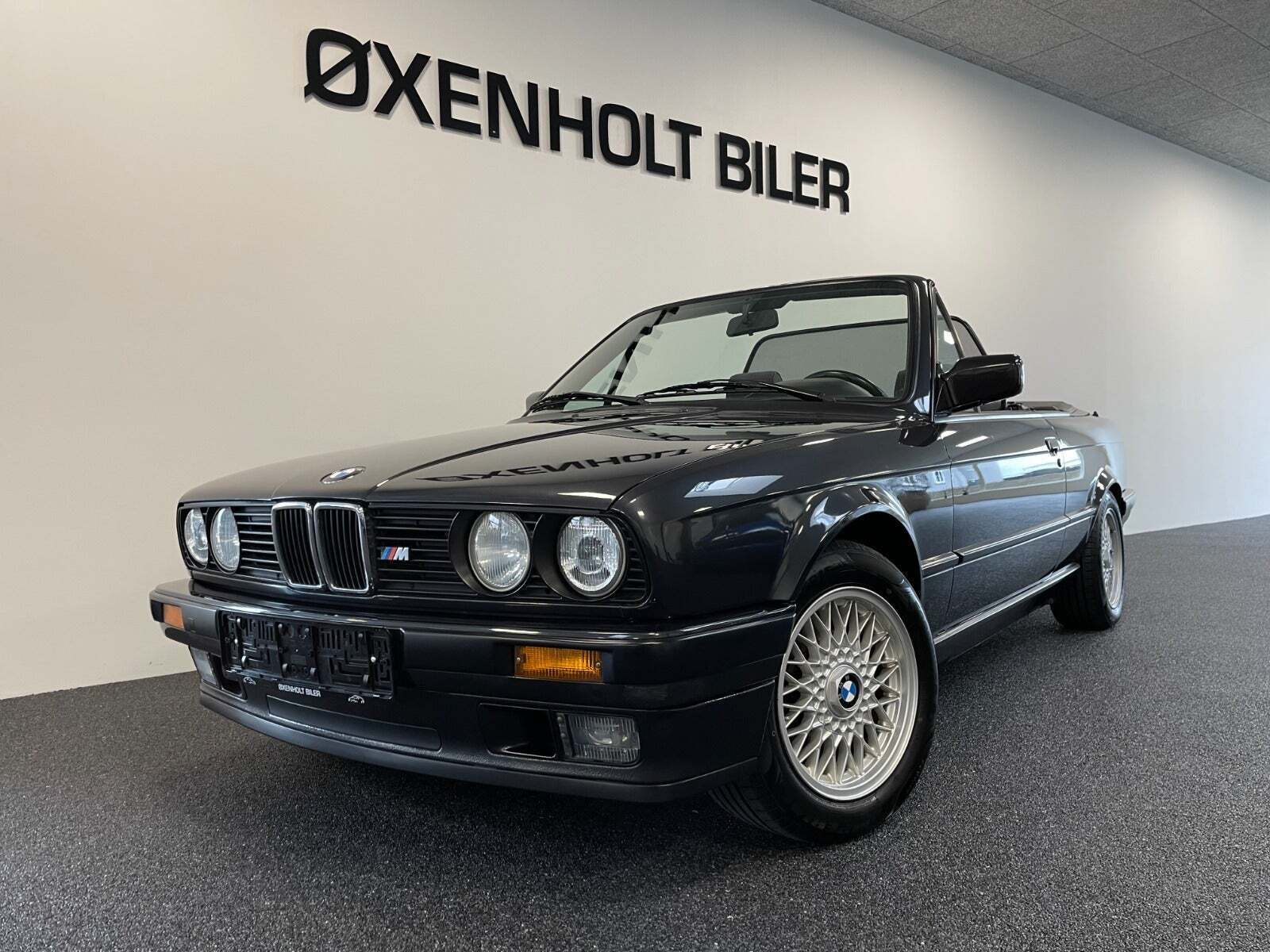 Grå BMW 320i fra 1992 set udefra