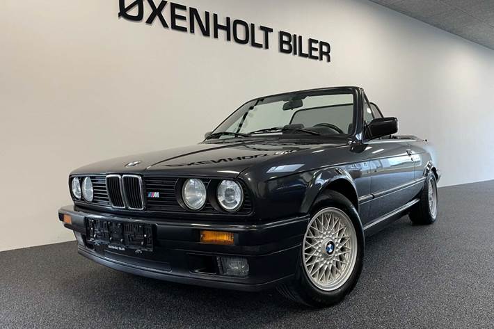 Grå BMW 320i fra 1992 set udefra